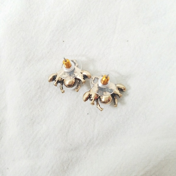 Bumblebee simulated pearl Stud Earrings - Picture 2 of 3